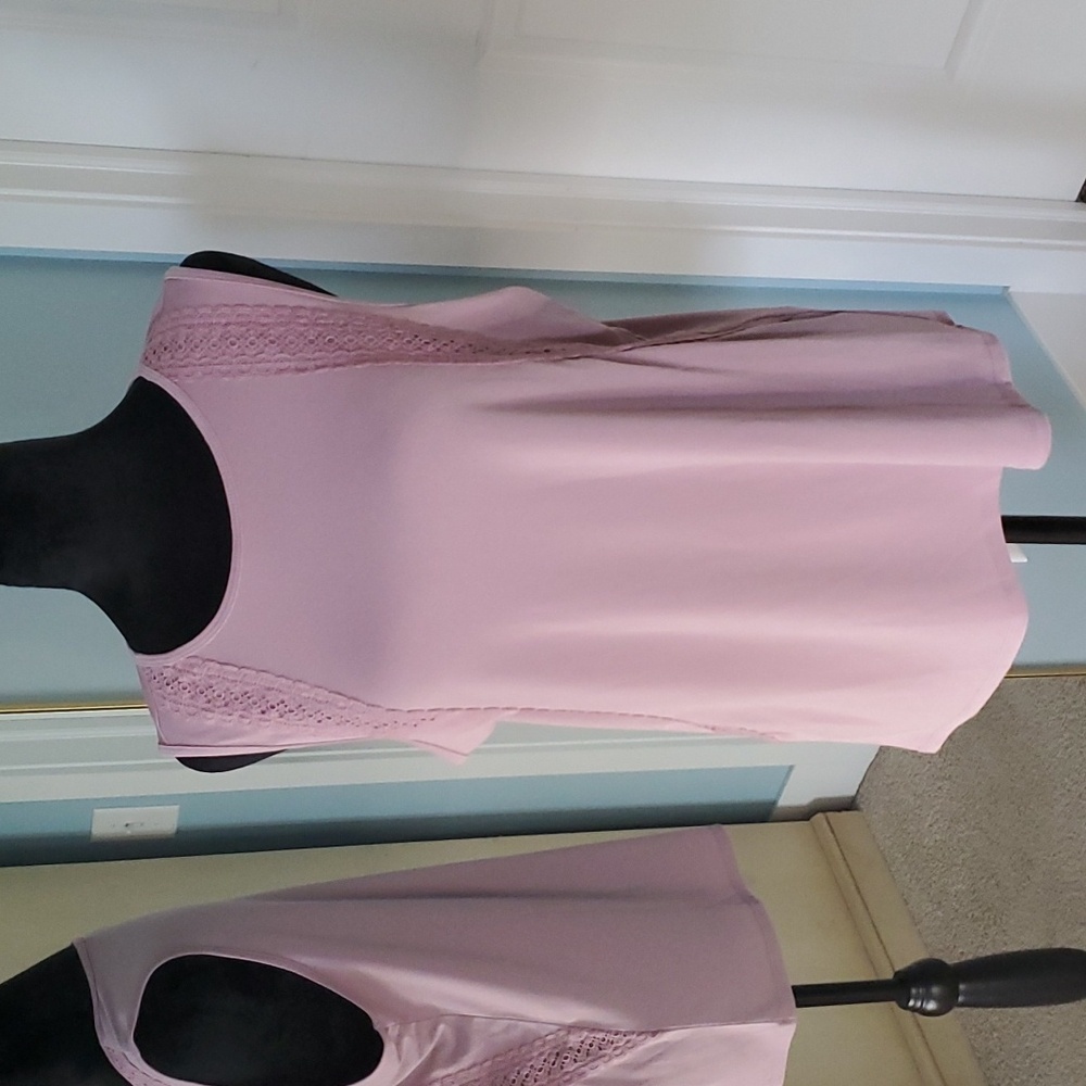 🦄 3/$15 Banana Republic Pink Lace Detail Tank Top